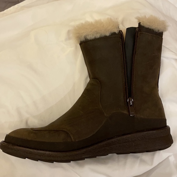 Women’s Merrell Boots size 8.5 worn once - Picture 3 of 4